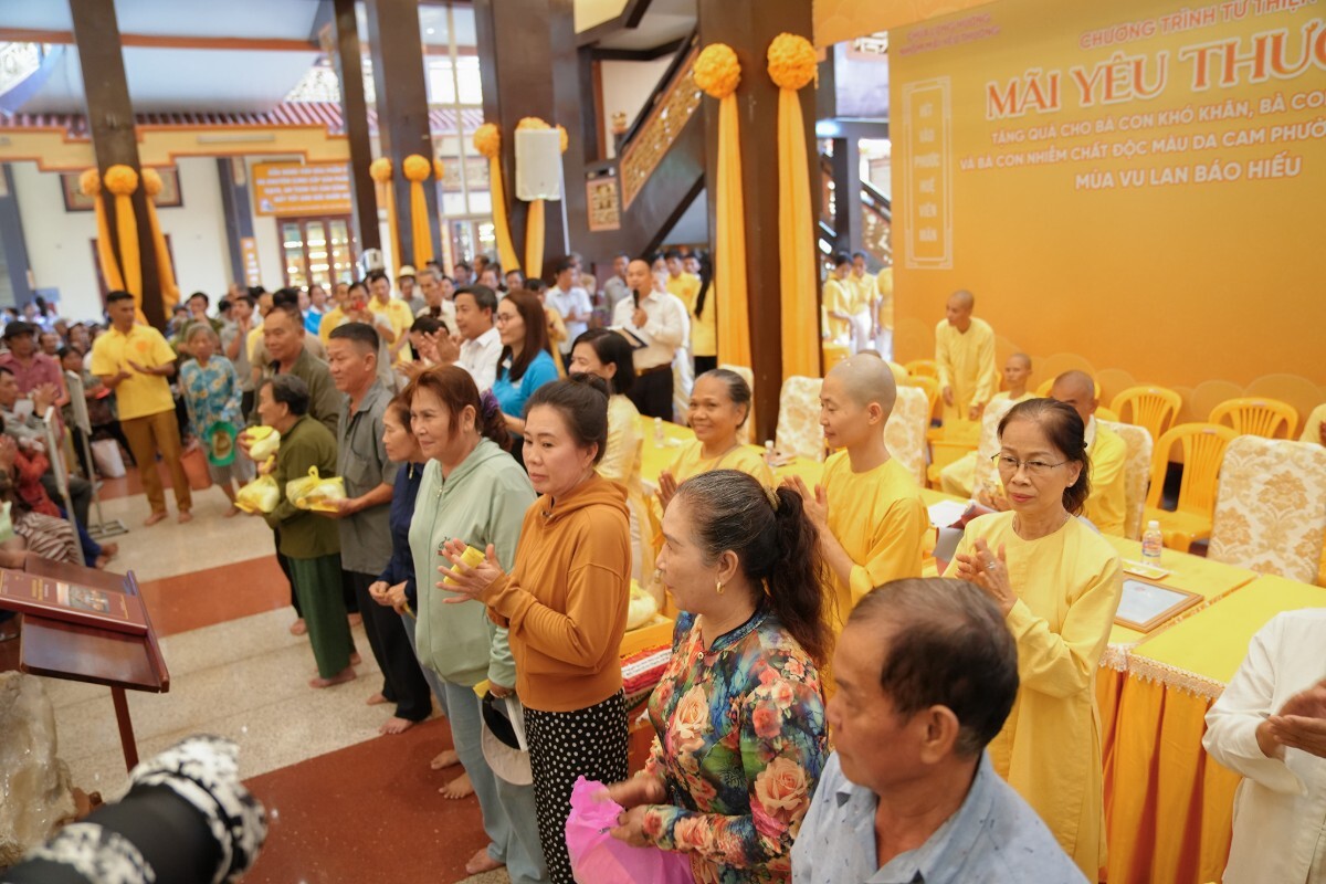 Chua Long Huong Trao Qua Ho Tro Nguoi Kho Khan 1