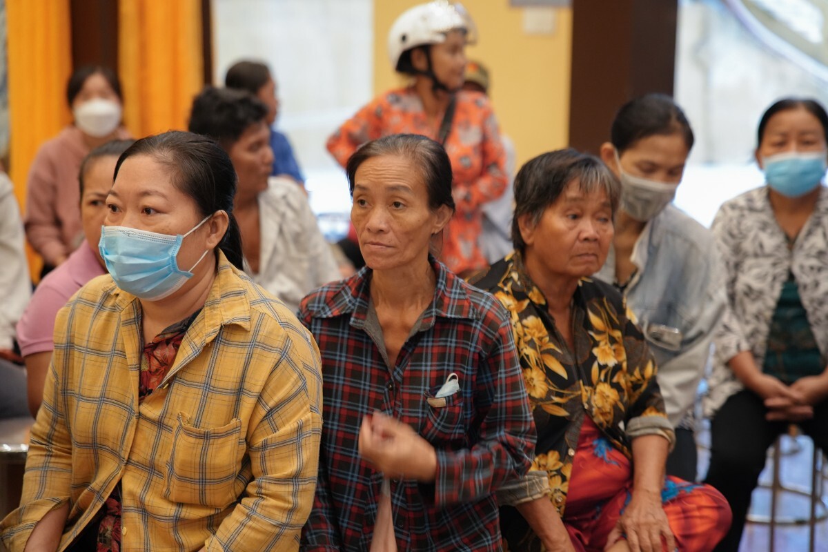 Chua Long Huong Trao Qua Ho Tro Nguoi Kho Khan 10