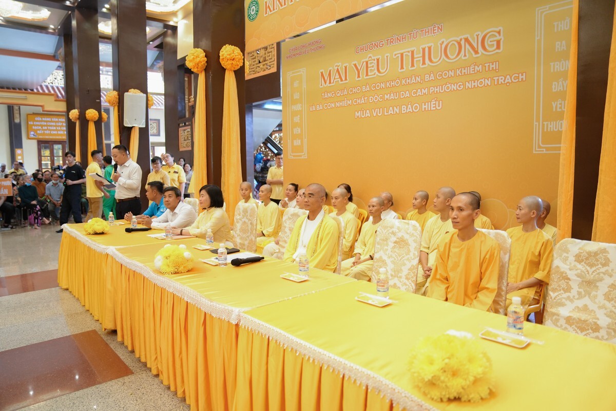 Chua Long Huong Trao Qua Ho Tro Nguoi Kho Khan 12