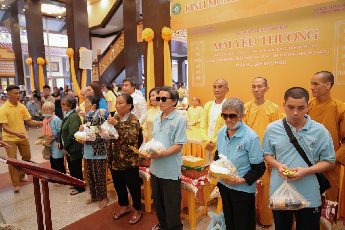 Chua Long Huong Trao Qua Ho Tro Nguoi Kho Khan 13