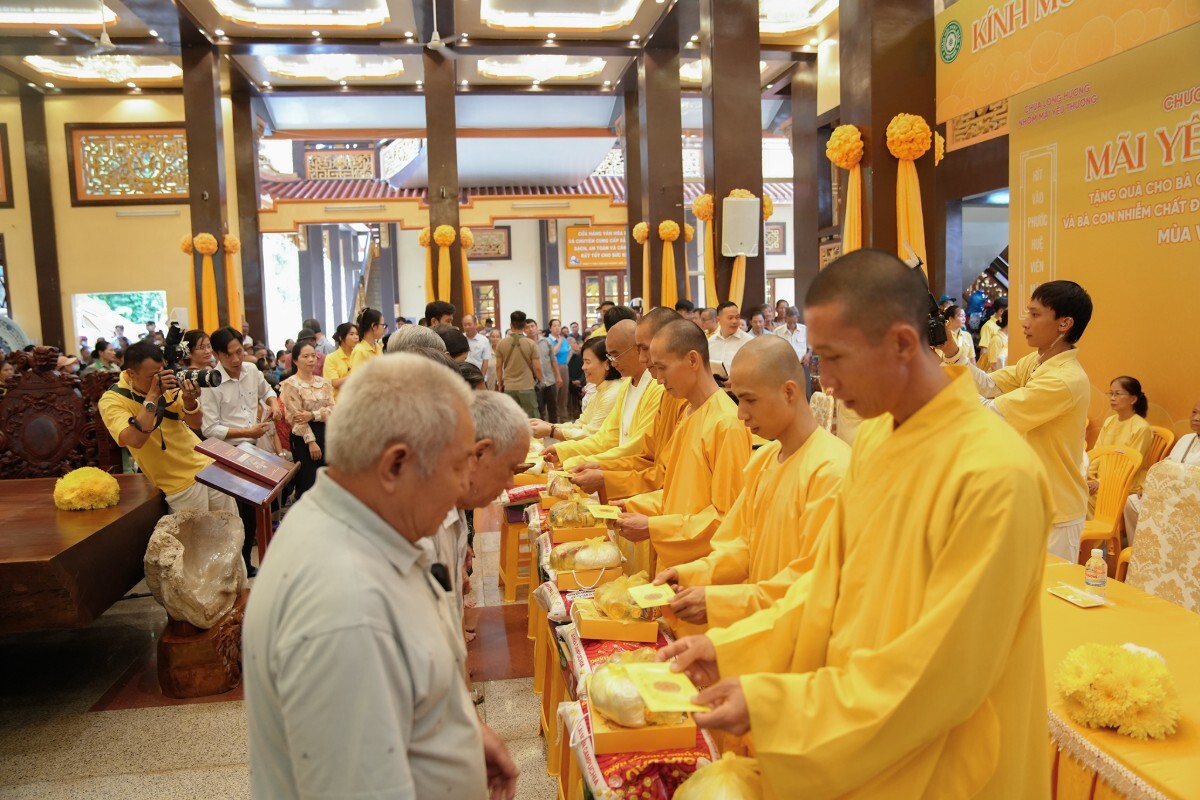 Chua Long Huong Trao Qua Ho Tro Nguoi Kho Khan 2