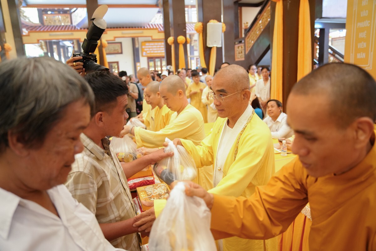 Chua Long Huong Trao Qua Ho Tro Nguoi Kho Khan 3