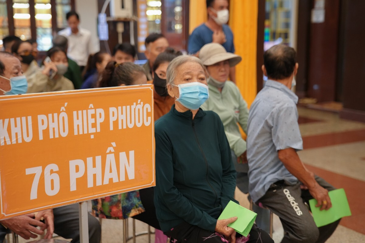 Chua Long Huong Trao Qua Ho Tro Nguoi Kho Khan 4