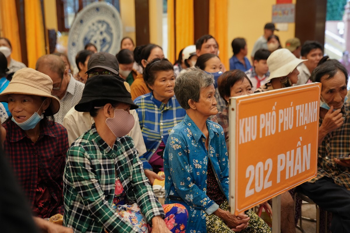 Chua Long Huong Trao Qua Ho Tro Nguoi Kho Khan 5