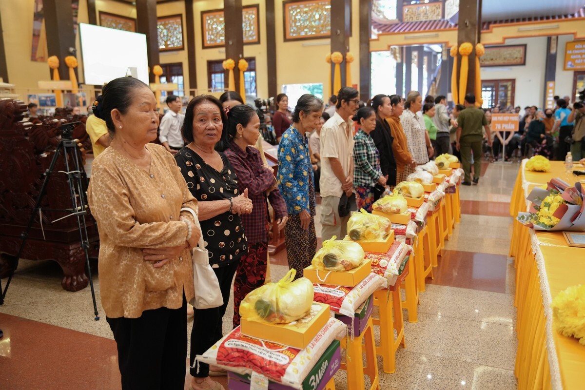 Chua Long Huong Trao Qua Ho Tro Nguoi Kho Khan 6