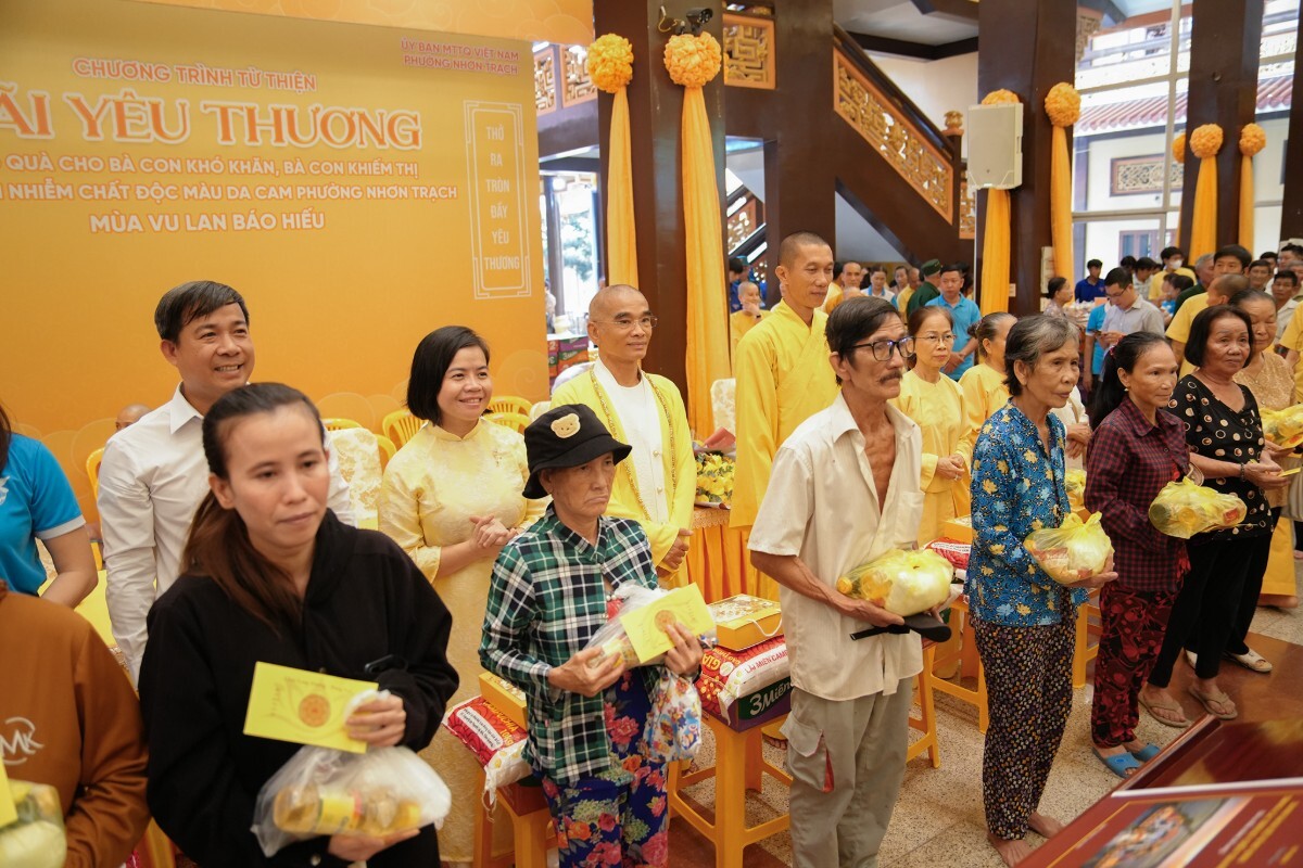 Chua Long Huong Trao Qua Ho Tro Nguoi Kho Khan 7
