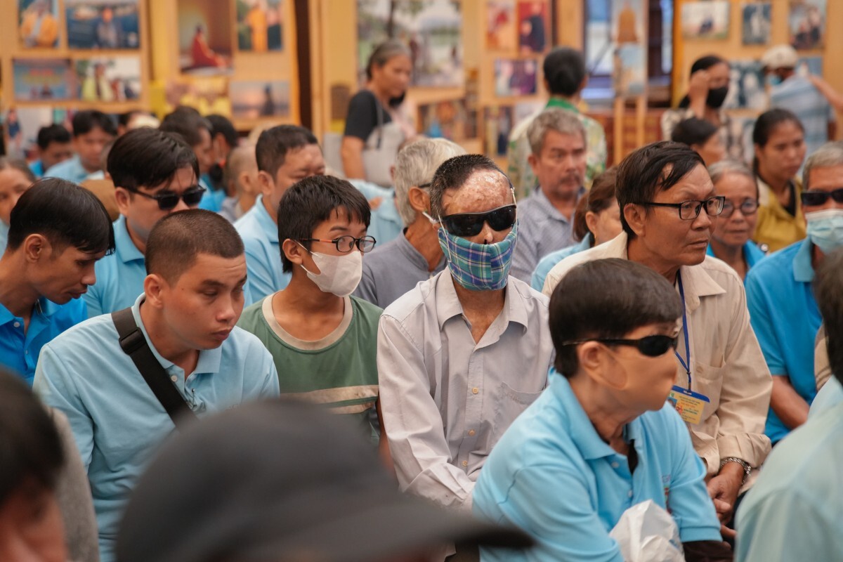 Chua Long Huong Trao Qua Ho Tro Nguoi Kho Khan 9