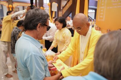 Chùa Long Hương trao quà nghĩa tình nhân mùa Vu Lan Báo hiếu sáng ngày 5/9/2026
